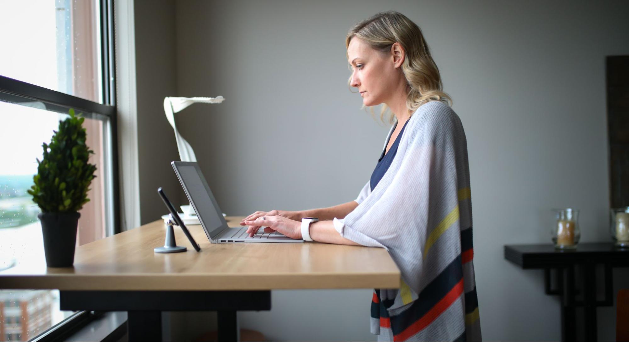 stand-desk-ergonomico-para-oficina