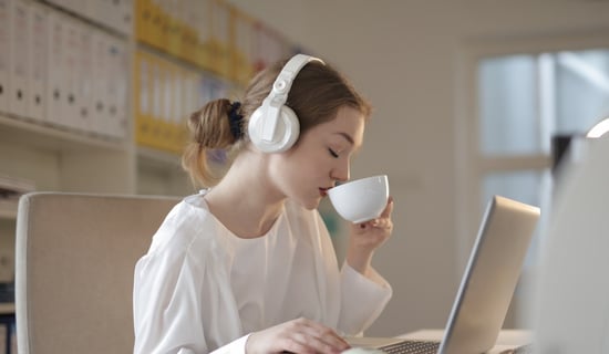 ¿Música en la oficina? Beneficios de poner tu playlist favorita