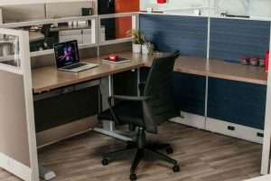 Distintos tipos de espacios de trabajo configurados en una oficina con mobiliario Gebesa